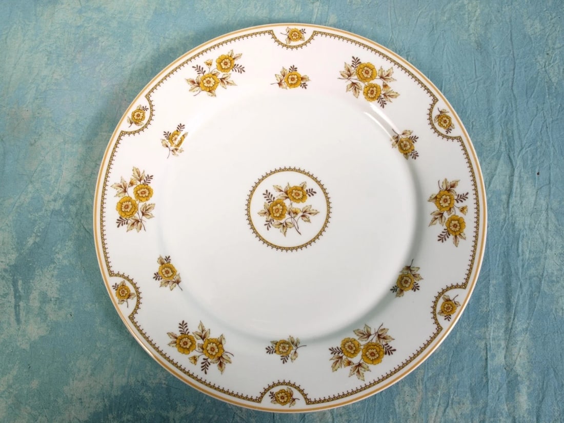 Vintage Spode Austen Platter Dinner Plate Y8190 Pattern: Title: Vintage Spode Austen Platter Dinner Plate Y8190 Pattern Description: . Offered here is a vintage Spode Austen plate Y8190 Pattern It has Spode mark on the back It measures 10 1/2" in diameter.