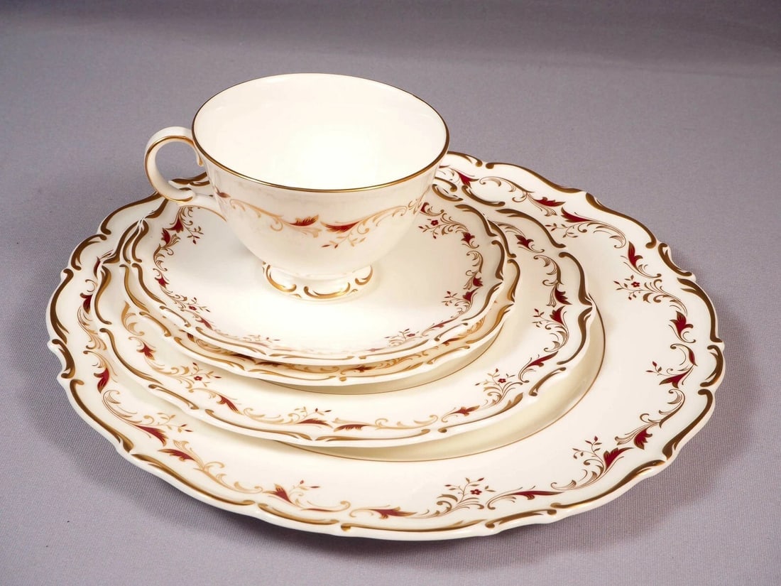 ROYAL DOULTON STRASBOURG PLACE SETTING cups Plates H4958 England: Title: ROYAL DOULTON STRASBOURG PLACE SETTING cups Plates H4958 England Description: This is a gorgeous Bone china Place Setting, from the classical Strasbourg (H4958) pattern by Royal Doulton, Made i