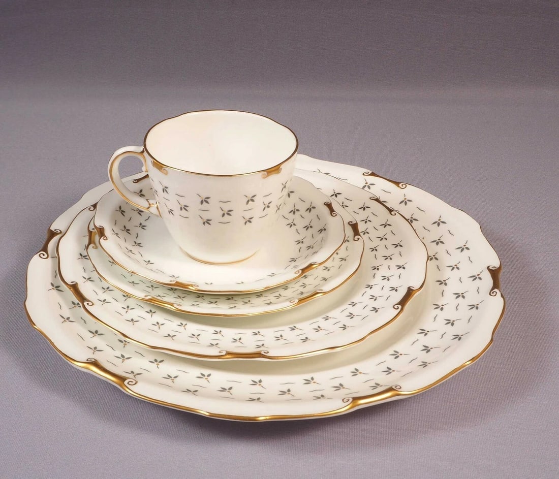ROYAL CROWN DERBY SANDBY A1114 Place setting Dinner Bread Plate Cup Saucer Gray: Title: ROYAL CROWN DERBY SANDBY A1114 Place setting Dinner Bread Plate Cup Saucer Gray Description: . This is a beautiful and timeless place setting made by Royal Crown Derby. The set is in Sandby pat