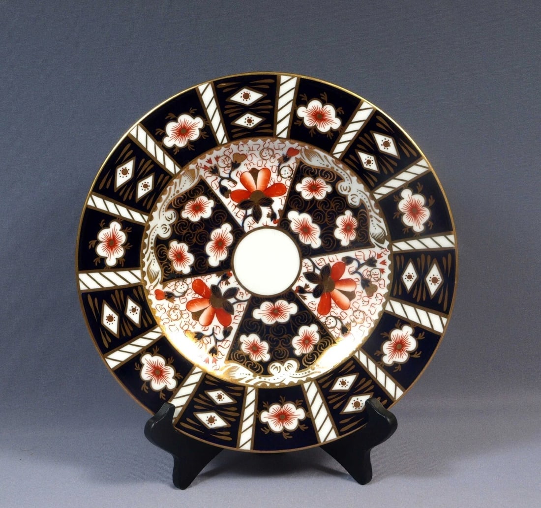 ROYAL CROWN DERBY Traditional Imari DINNER Plate 2451 England 10 3/4" Newer (1 of 4)