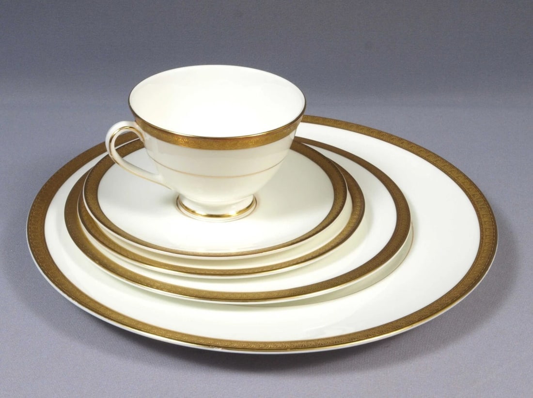 ROYAL DOULTON ROYAL GOLD Place Setting Dinner Salad Plate cup H4980 England (1 of 9)