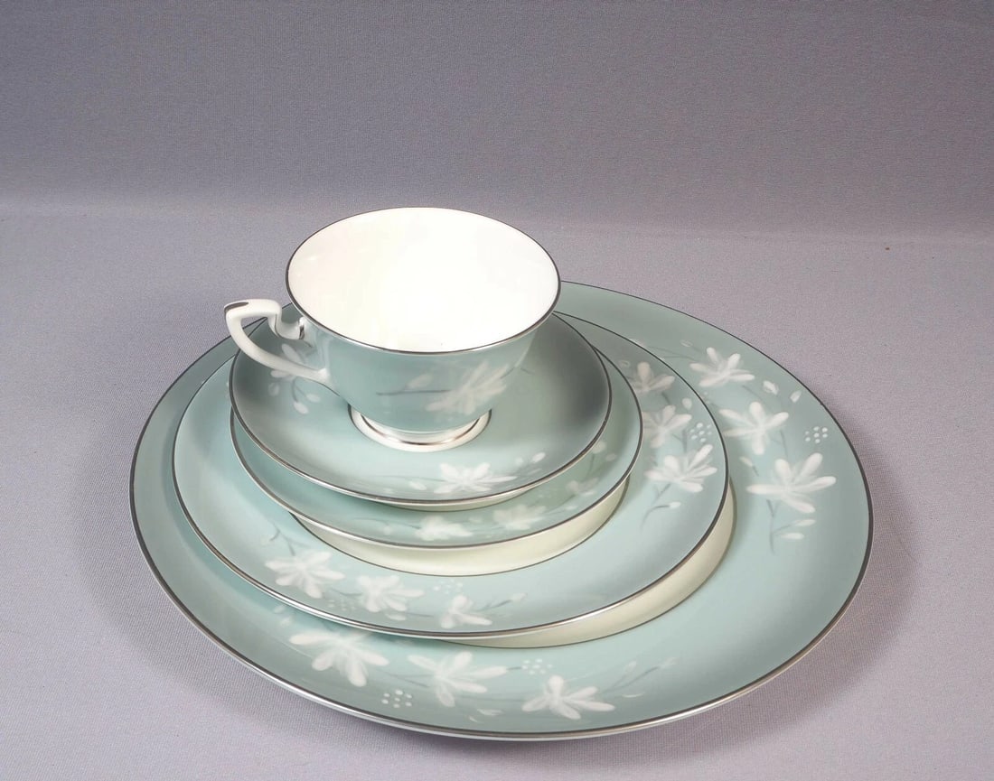 Royal Worcester MOONFLOWER DINNER SET Hand planted - 3