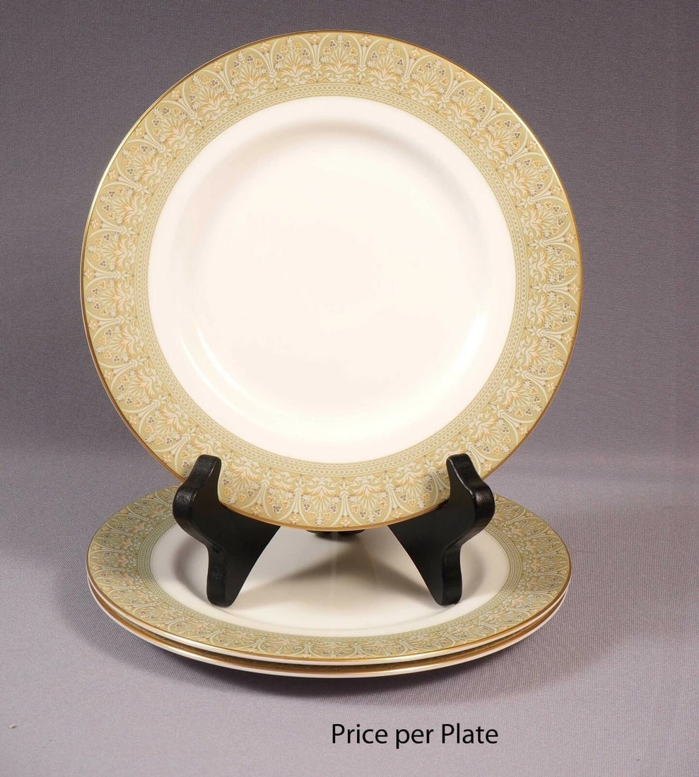 ROYAL DOULTON Sonnet Luncheon Salad Plate England H 5012 Green: Title: ROYAL DOULTON Sonnet Luncheon Salad Plate England H 5012 Green Description: . THE PRICE IS FON ONE PLATE ONLY!!! This is a gorgeous Bone china Luncheon/Salad Plate. The plate is from the classi