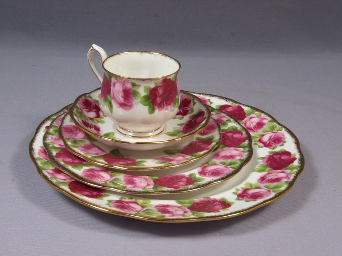 Royal Albert OLD ENGLISH ROSE Dinner Plate Coffee Tea Cup Place Setting England: Title: Royal Albert OLD ENGLISH ROSE Dinner Plate Coffee Tea Cup Place Setting England Description: . This is a gorgeous Place Setting. The set is made by Royal Albert in England in Old English Rose p