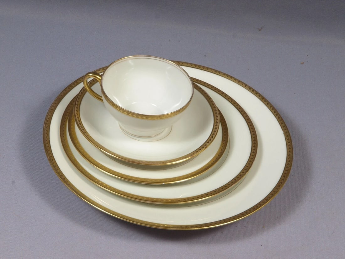 Limoges Elite Bawo & Dotter BWD25 Laurel Leaf Place Setting Dinner Plate France: Title: Limoges Elite Bawo & Dotter BWD25 Laurel Leaf Place Setting Dinner Plate France Description: . This is a rare and gorgeous Place Setting. The set was made in France LIMOGES by Elite Works Bawo
