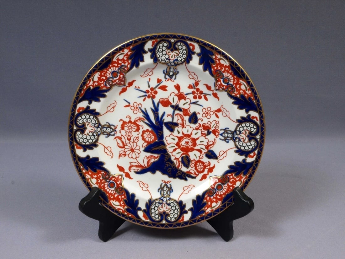 ROYAL CROWN DERBY KINGS IMARI Luncheon Salad Plate England 563 ANTIQUE 1904 1902: Title: ROYAL CROWN DERBY KINGS IMARI Luncheon Salad Plate England 563 ANTIQUE 1904 1902 Description: . This is a Beautiful Antique Royal Crown Derby Imari Luncheon/Salad Plate. The plate is in the fam