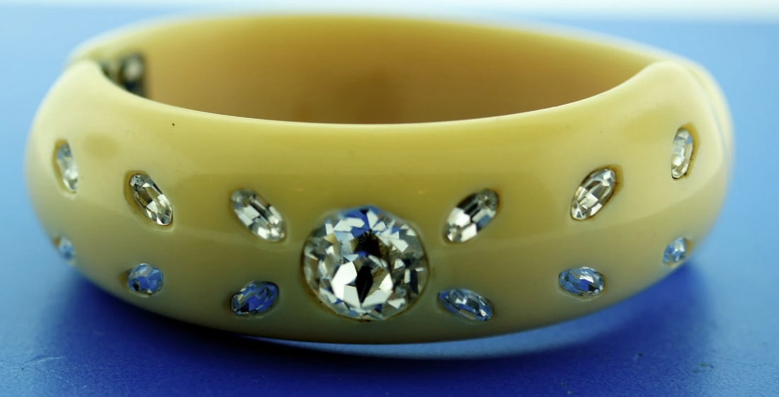 EXTRAVAGANT! COSTUME BAKELITE CUFF BANGLE BRACELET WITH GLASS INSERTS C. 1950 - 3