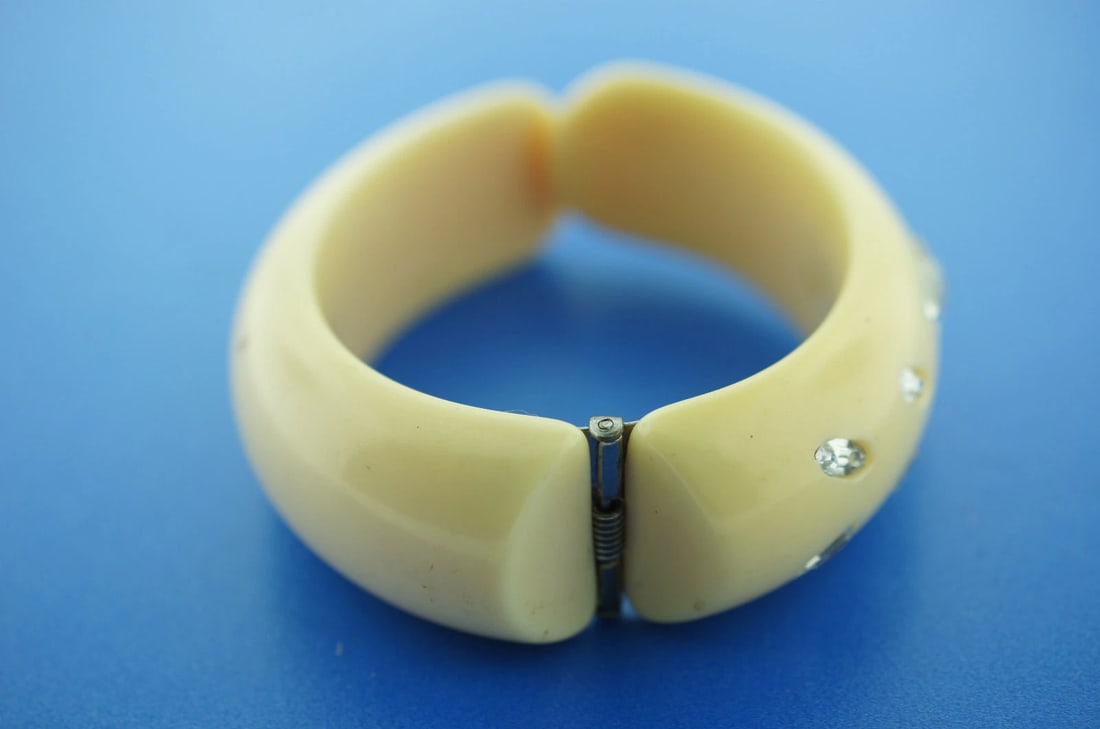 EXTRAVAGANT! COSTUME BAKELITE CUFF BANGLE BRACELET WITH GLASS INSERTS C. 1950 - 9