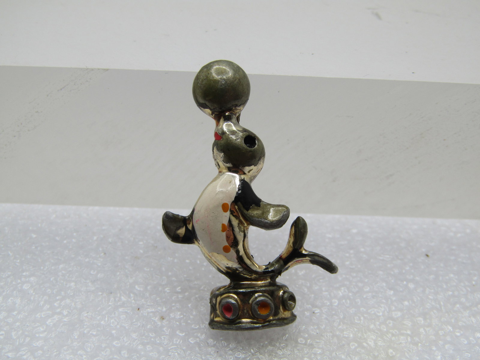 Vintage Enameled Seal Balancing Ball Brooch, 1950's-1960's: Vintage Enameled Seal Balancing Ball Brooch, 1950's-1960's. This is appx. 1.25" tall and 3/4" wide. Black and white enameling on the seal with red mouth, Brassy gold tone and lockign clasp. It is stan