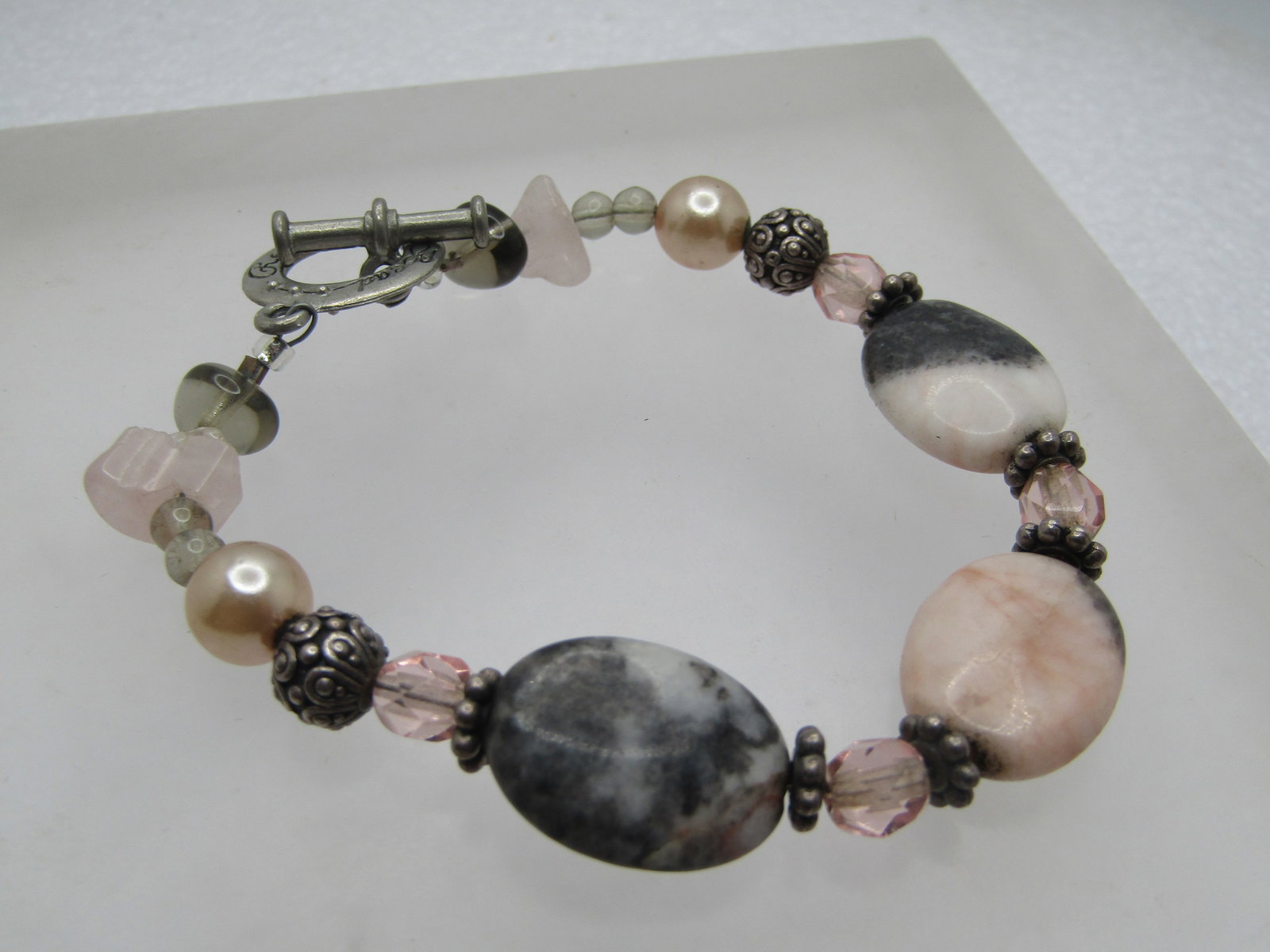 Vintage Pressed Silver Tone Frog Brooch, 1960's-1970's: Vintage Pressed Silver Tone Frog Brooch, 1960's-1970's. The frog has nice detail with front and back legs fully stretched out. It is appx. 1.75" talla nd 1.25" wide. Lockign clasp. It is not