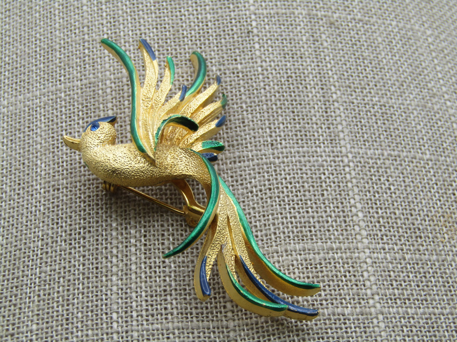 Vintage Long Tailed Bird Brooch, 2.5", Enameled, Rhinestone Eye, 1970's-1980's: Vintage Long Tailed Bird Brooch, 2.5", Enameled, Rhinestone Eye, 1970's-1980's. The tips of his feathers and comb are enameled in a deep blue alternating with green and a blue rhinestone eye. Textured