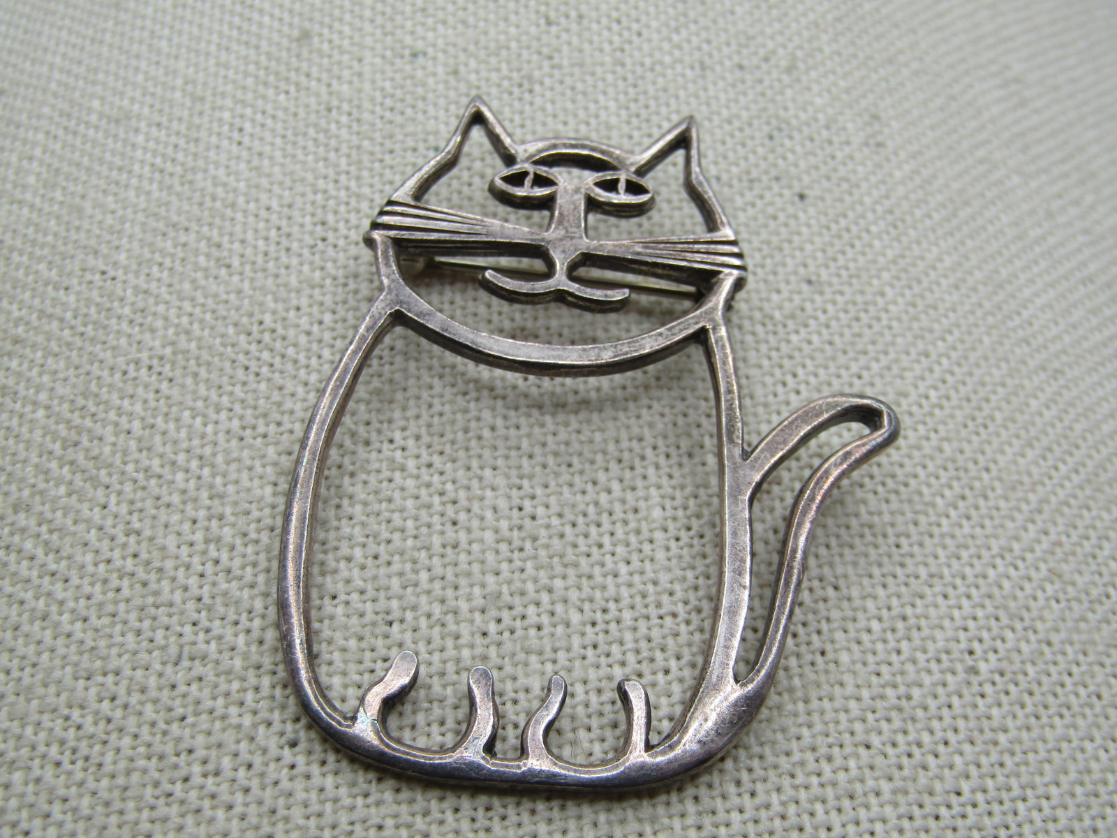 Vintage Sterling Southwestern Cat Outline Brooch, 2-1/8" Tall 1980's-1990's Belinda Woody?: Vintage Sterling Cat Outline Brooch, 2-1/8" Tall and 1.5" wide. 1980's-1990's. Could be unsigned Belinda Woody . It is an exact match to pieces signed BW and the .925 is in the same position but