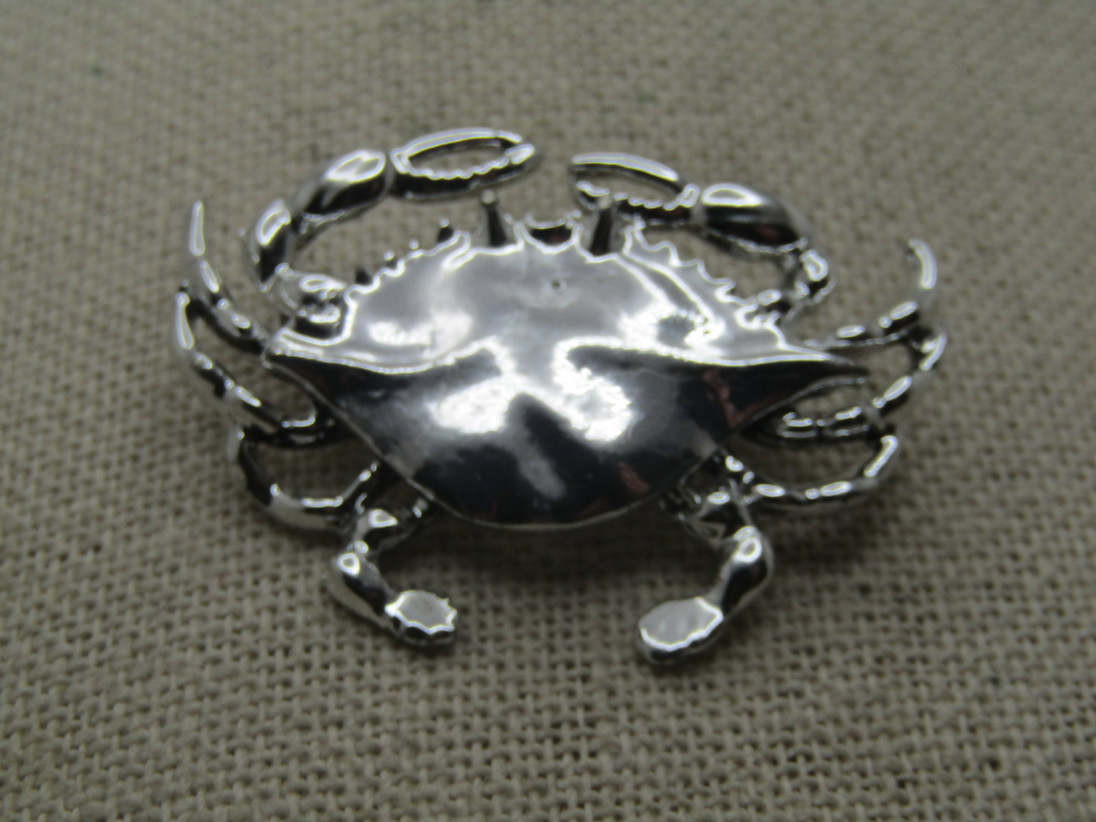 Vintage Crab Brooch, 1960's-1970's, 1.75" Wide: Vintage Crab Brooch, 1960's-1970's, 1.75" . Looks like a Maryland Blue Crab. Wide, and 1.25" tall. Silver Tone . Very clean and very good condition. It is not signed or marked. (W12118.3