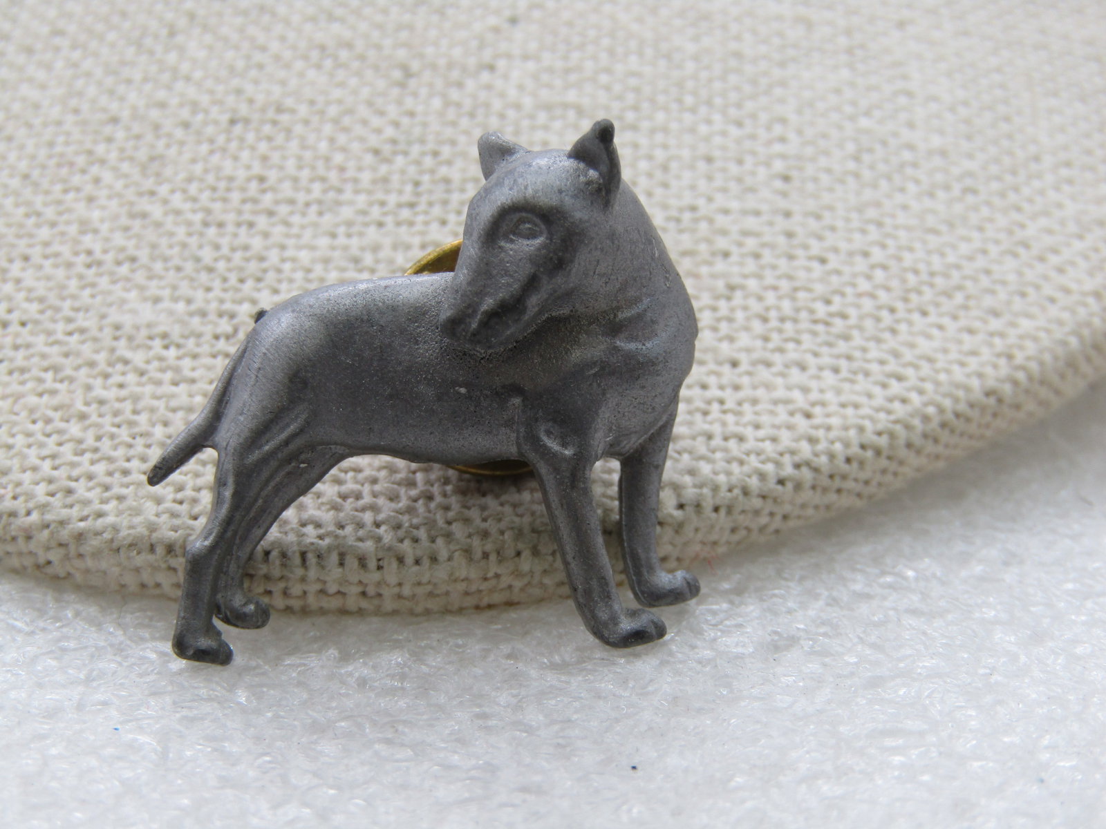 Vintage Pewter Standard Bull Terrior Tack Pin: , appx. 1" by 1", 1980's. Not signed by the maker. Very good condition. (INV. W?.5 SS3699 J LD 2/18/21). Reserve: $15.00 Shipping:Domestic: Flat-rate of $6.00 to anywhere within the contiguous