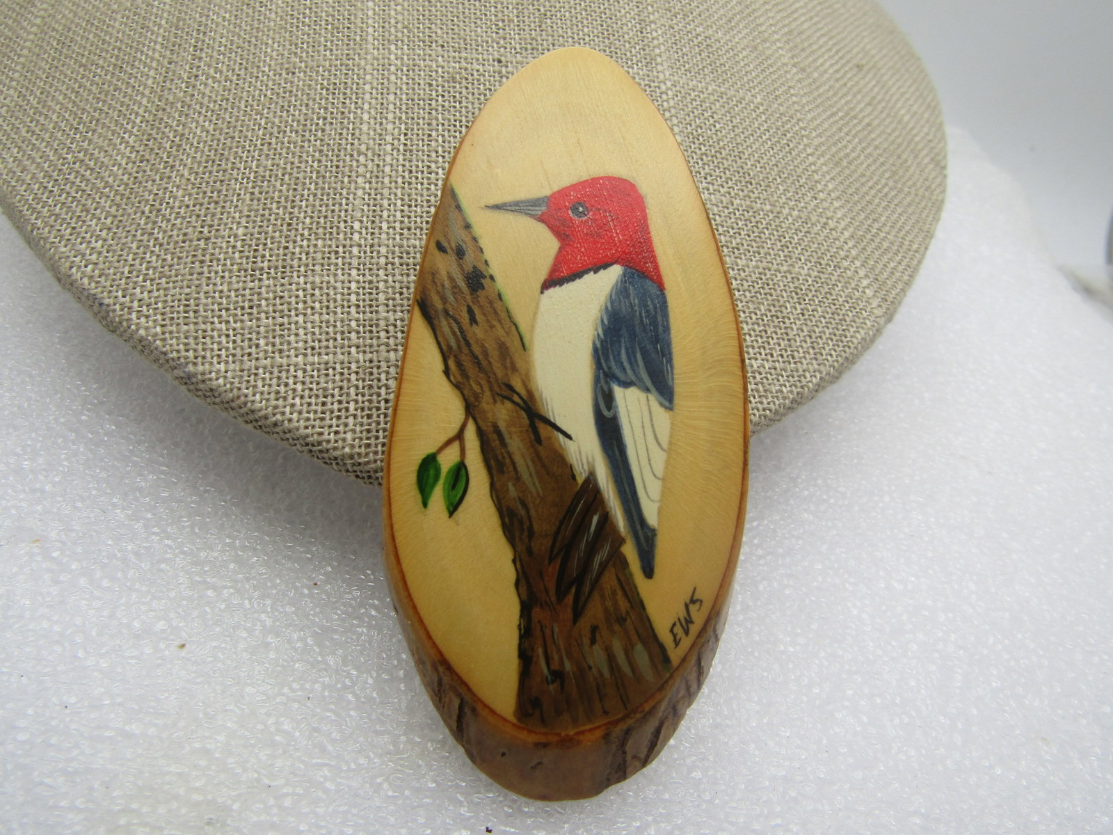 Vintage Painted Woodpecker on Wood Brooch, Handmade, Signerd E.W. Scheel - 2
