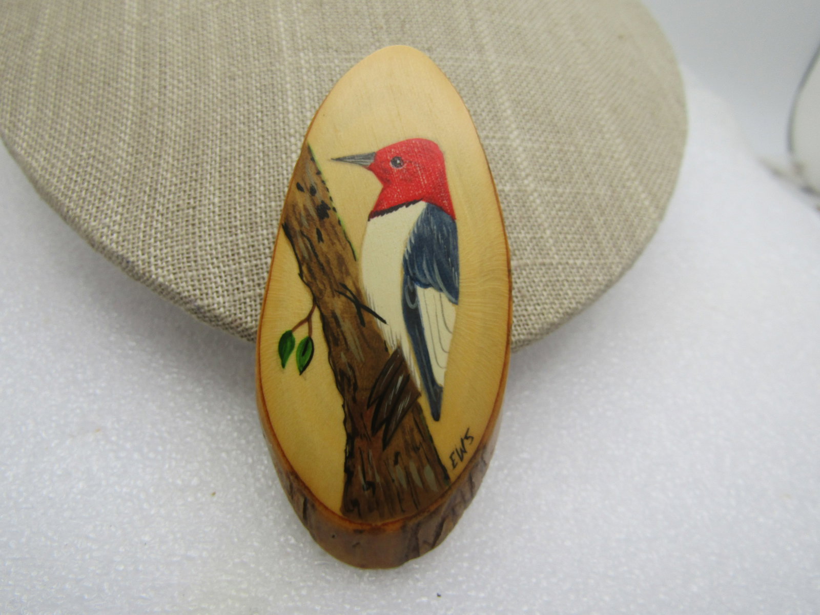 Vintage Painted Woodpecker on Wood Brooch, Handmade, Signerd E.W. Scheel - 3