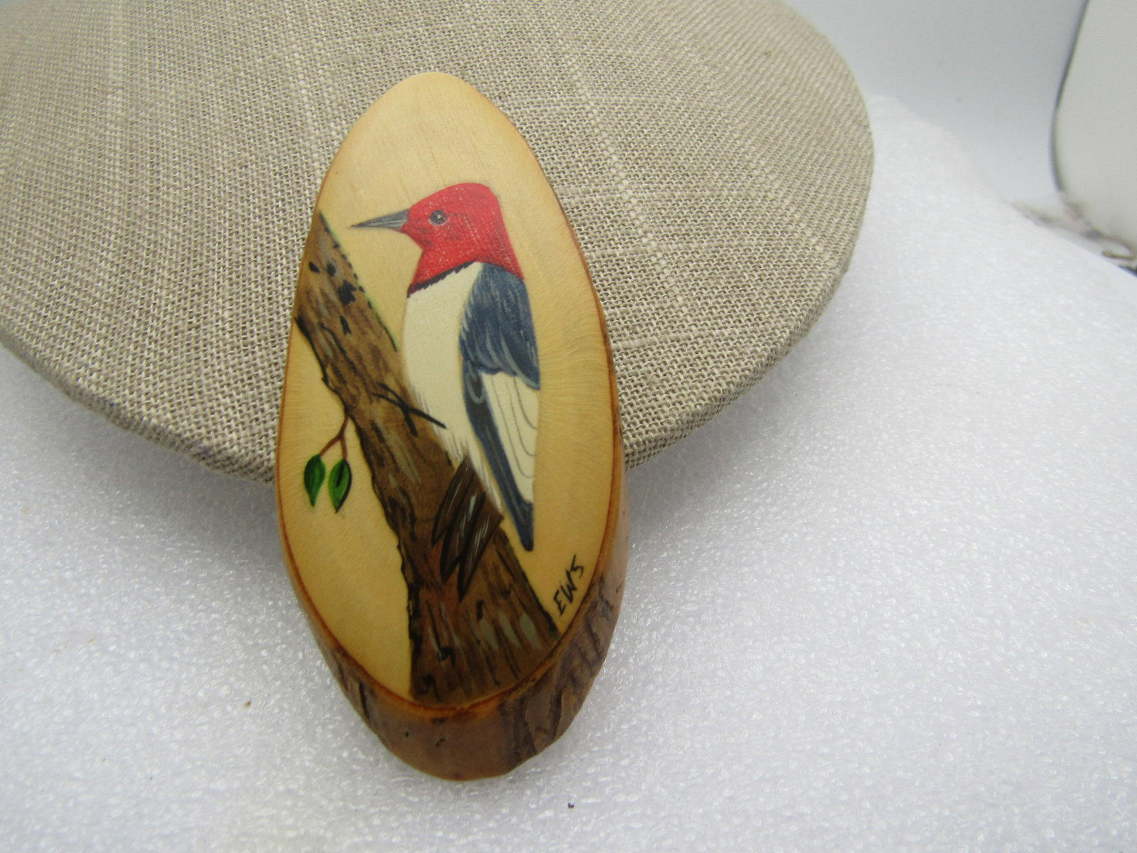 Vintage Painted Woodpecker on Wood Brooch, Handmade, Signerd E.W. Scheel - 4