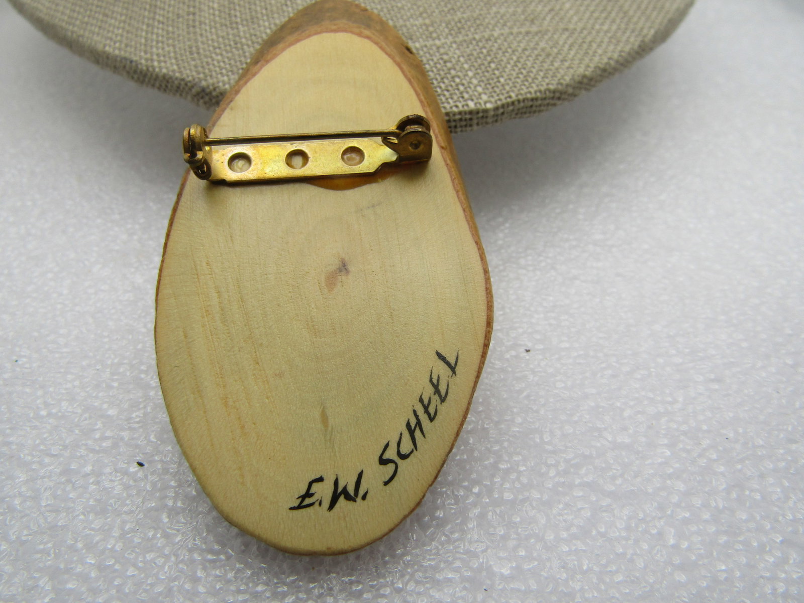 Vintage Painted Woodpecker on Wood Brooch, Handmade, Signerd E.W. Scheel - 5