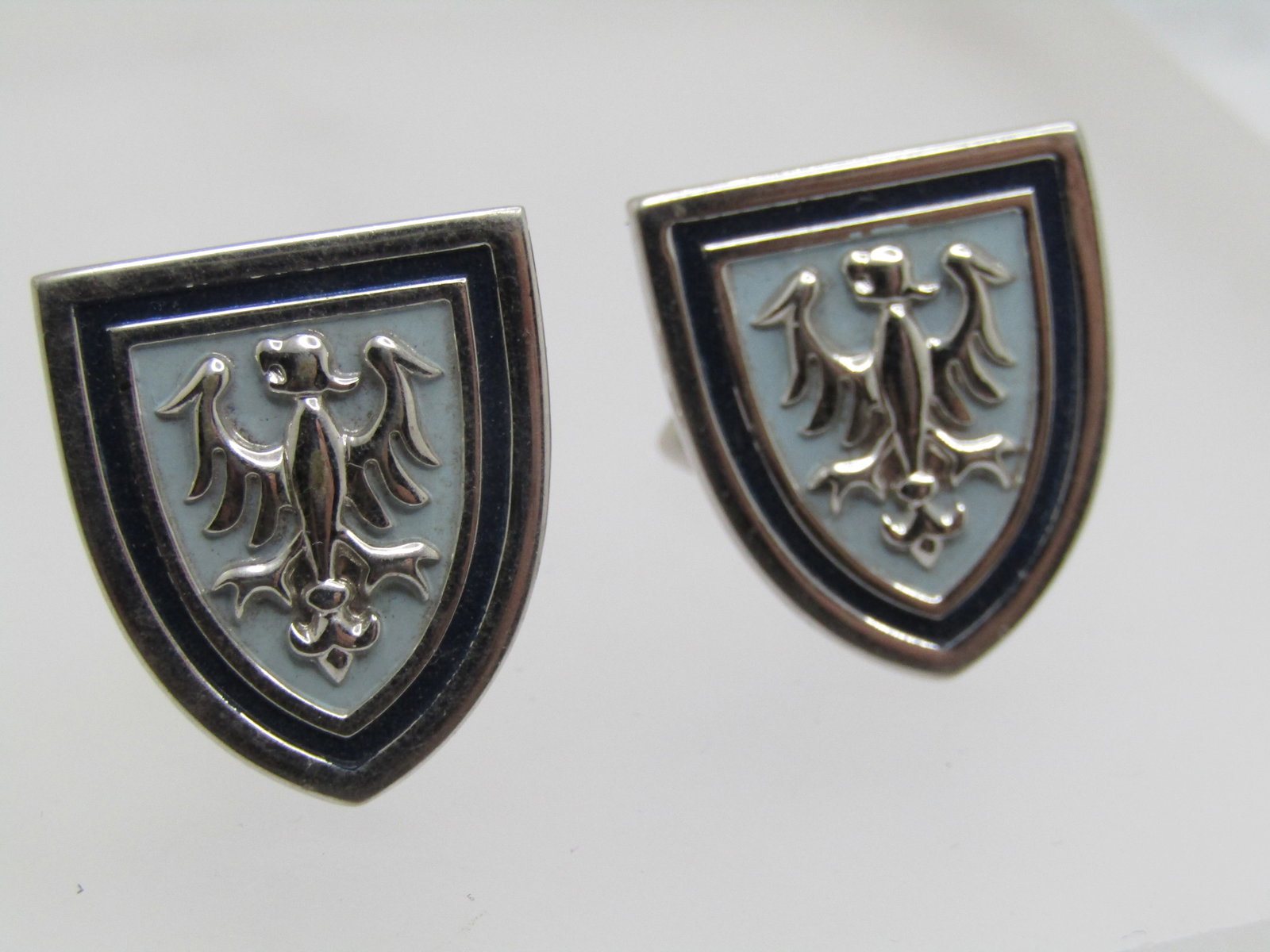 Vintage Swank Eagle Emblem/Shield Cufflinks, Silver Tone, 1950's-1960's: Vintage Swank Eagle Emblem/Shield Cufflinks, Silver Tone, 1950's-1960's. They are appx. 1" tall and 3/4" wide and come to a rounded point a the bottom The eagle is a medieval repousse design