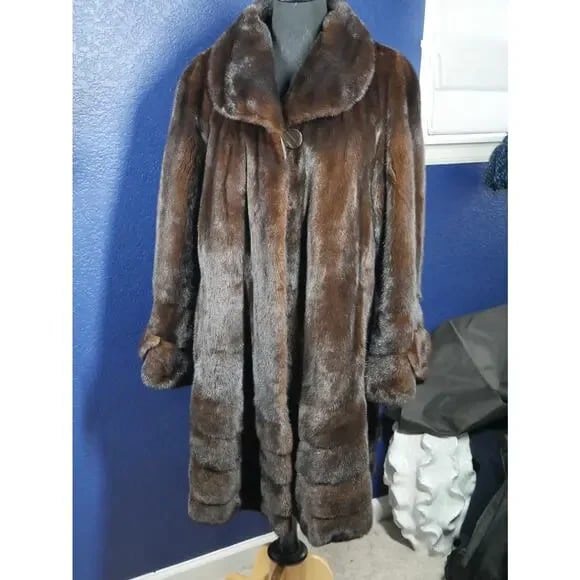 AMAZING Scan Brown Directional Swing Mink Fur Coat Jacket: Here is a stunning swing mink with directional pelts! it has a swing bottom with directional tulip pelts on the bottom & the bell sleeves! It is in amazing condition, no damage, just a little guard ha