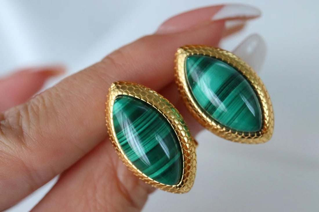 925 silver gold-plated peacock stone ear studs: Title: 925 silver gold-plated peacock stone ear studs Description: This pair of ear studs features a classic horse eye design, perfectly combining the natural beauty of peacock stone with modern style