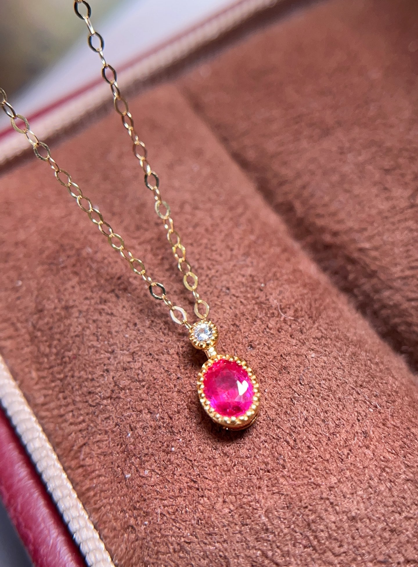 18K gold ruby collarbone necklace: Title: 18K gold ruby collarbone necklace Description: This 18K gold ruby collarbone chain is renowned for its pigeon blood red hue, perfectly showcasing a rich beauty and transparent texture, like an