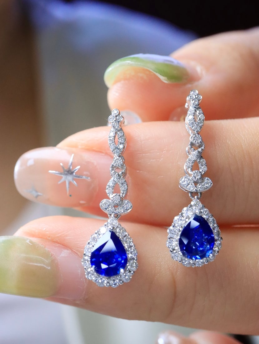 18K gold sapphire earrings: Title: 18K gold sapphire earrings Description: This 18K gold sapphire earring showcases a royal blue hue, exuding a captivating charm with its vivid and transparent beauty. Its exquisite and elegant d