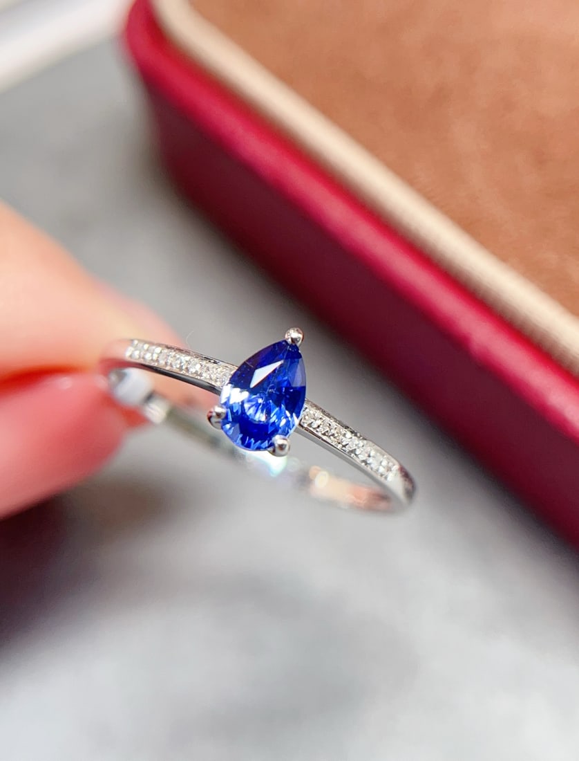 18K gold sapphire ring: Title: 18K gold sapphire ring Description: This 18K gold sapphire ring showcases a vivid cornflower blue hue, exuding a pure beauty reminiscent of glass. Its minimalist design makes it a versatile