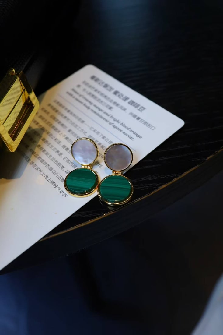 White mother-of-pearl earrings: Title: White mother-of-pearl earrings Description: This white mother of pearl earring stud showcases unparalleled elegance with its simple and atmospheric design. The exquisite white mother of pearl