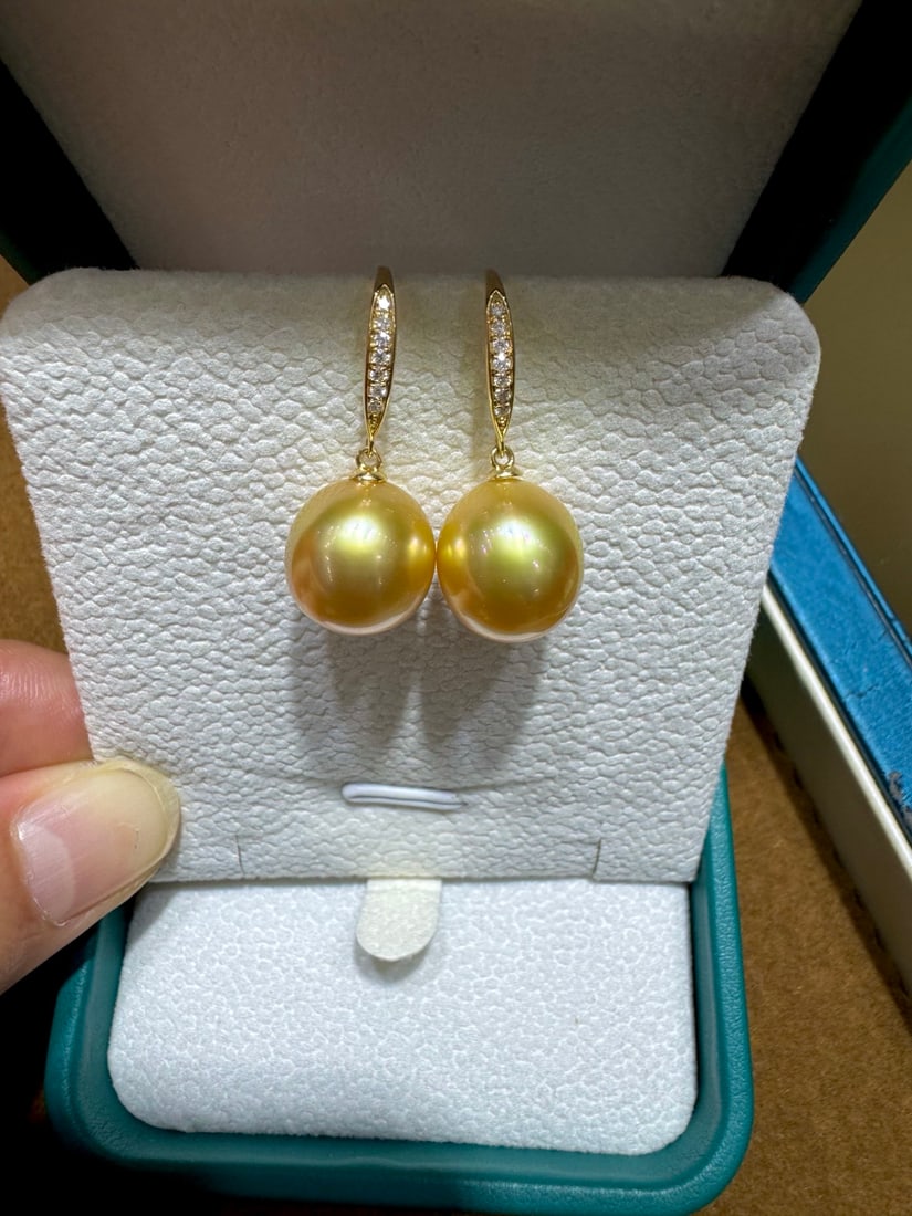 18K gold diamond pearl earrings: Title: 18K gold diamond pearl earrings Description: This ear hook is crafted in 18K gold, set with dazzling diamonds and golden pearls, showcasing unparalleled luxury and elegance. The pearls have a
