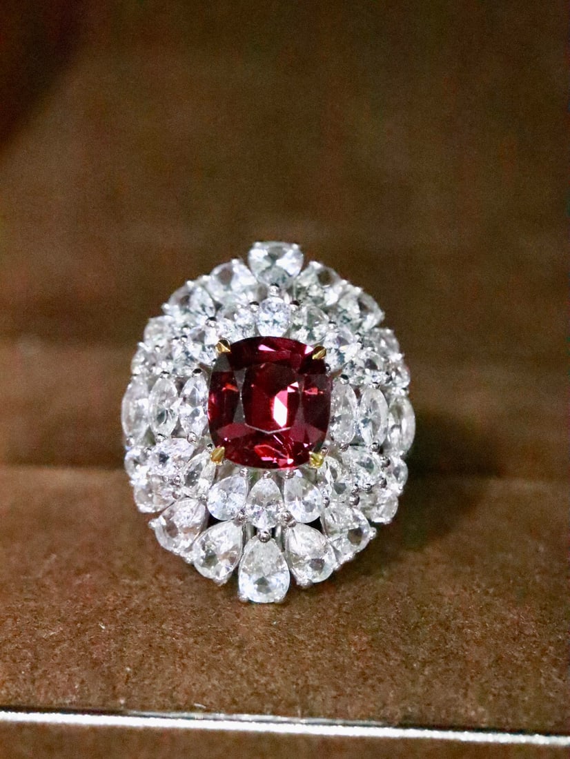 18K Gold Natural Spinel Ring: Title: 18K Gold Natural Spinel Ring Description: This ring features a high-value pointed Spinel as the main stone, displaying rich color and dazzling fire, stunning at first sight. The crystal is