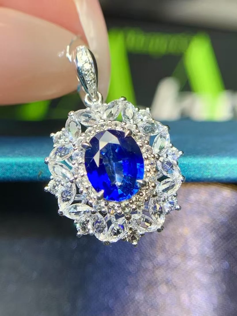 18K Gold Sapphire Pendant: Title: 18K Gold Sapphire Pendant Description: This 18K gold sapphire pendant sets the standard for high-end jewelry with its superb color and elegant design. The sapphire exhibits an excellent color,