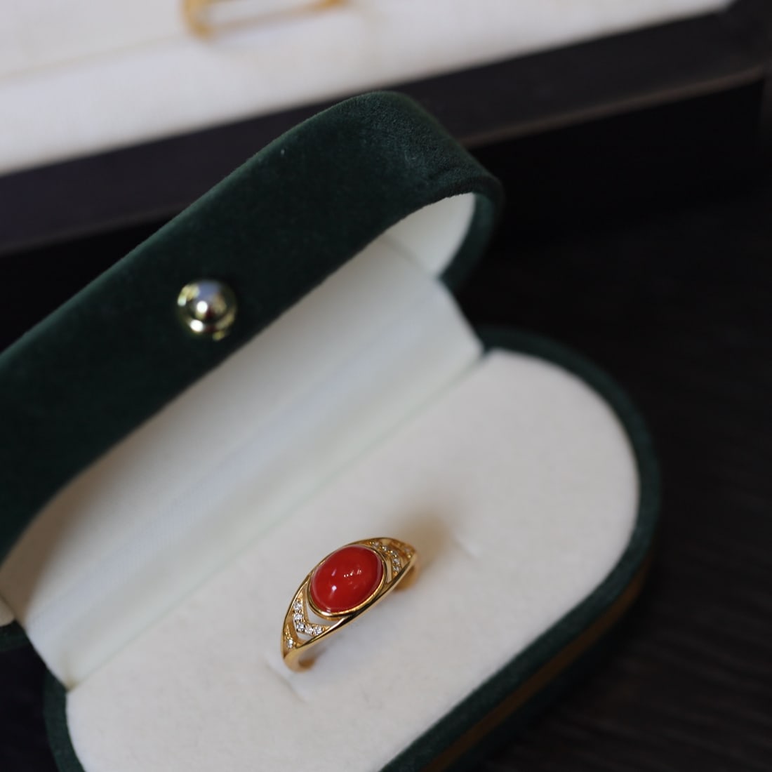 S925 silver inlaid red coral ring: Title: S925 silver inlaid red coral ring Description: This red coral ring showcases an unparalleled sense of luxury with its full color and simple design. The red coral is complemented by delicate