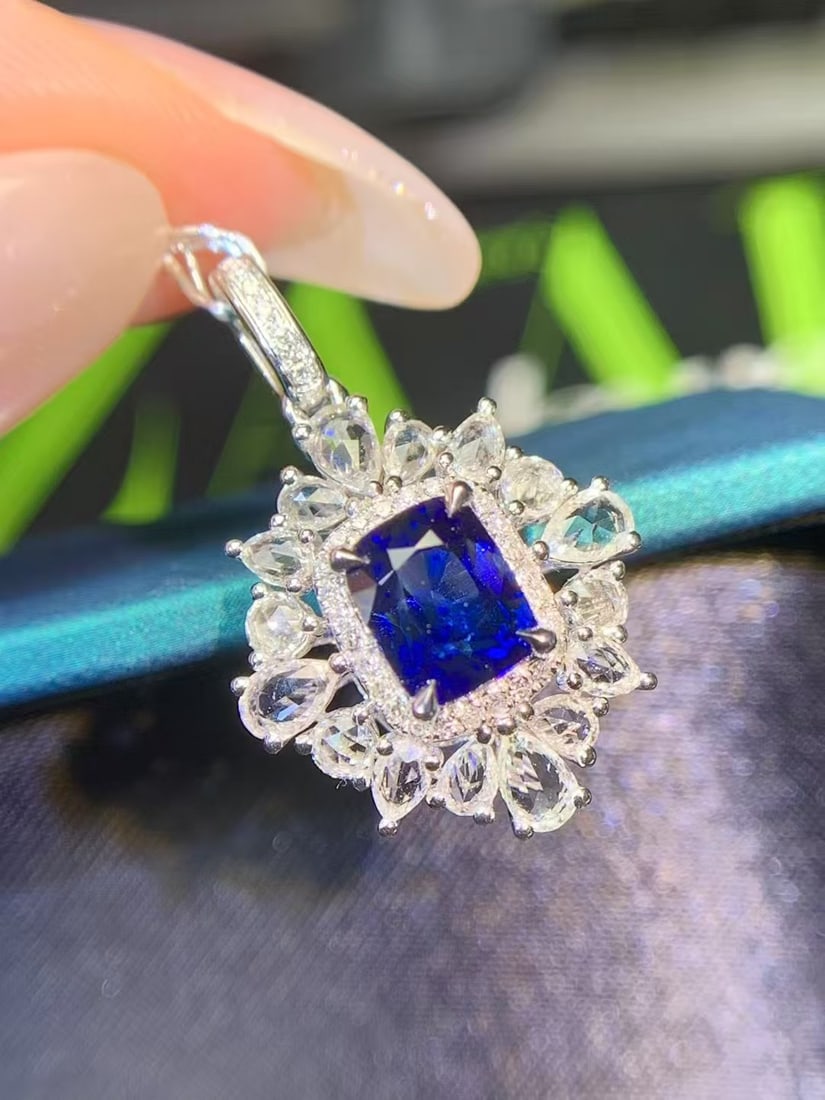 18K gold sapphire pendant: Title: 18K gold sapphire pendant Description: This 18K gold sapphire pendant stands out with its top-notch color and exquisite craftsmanship. The sapphire exhibits a superb color, displaying a