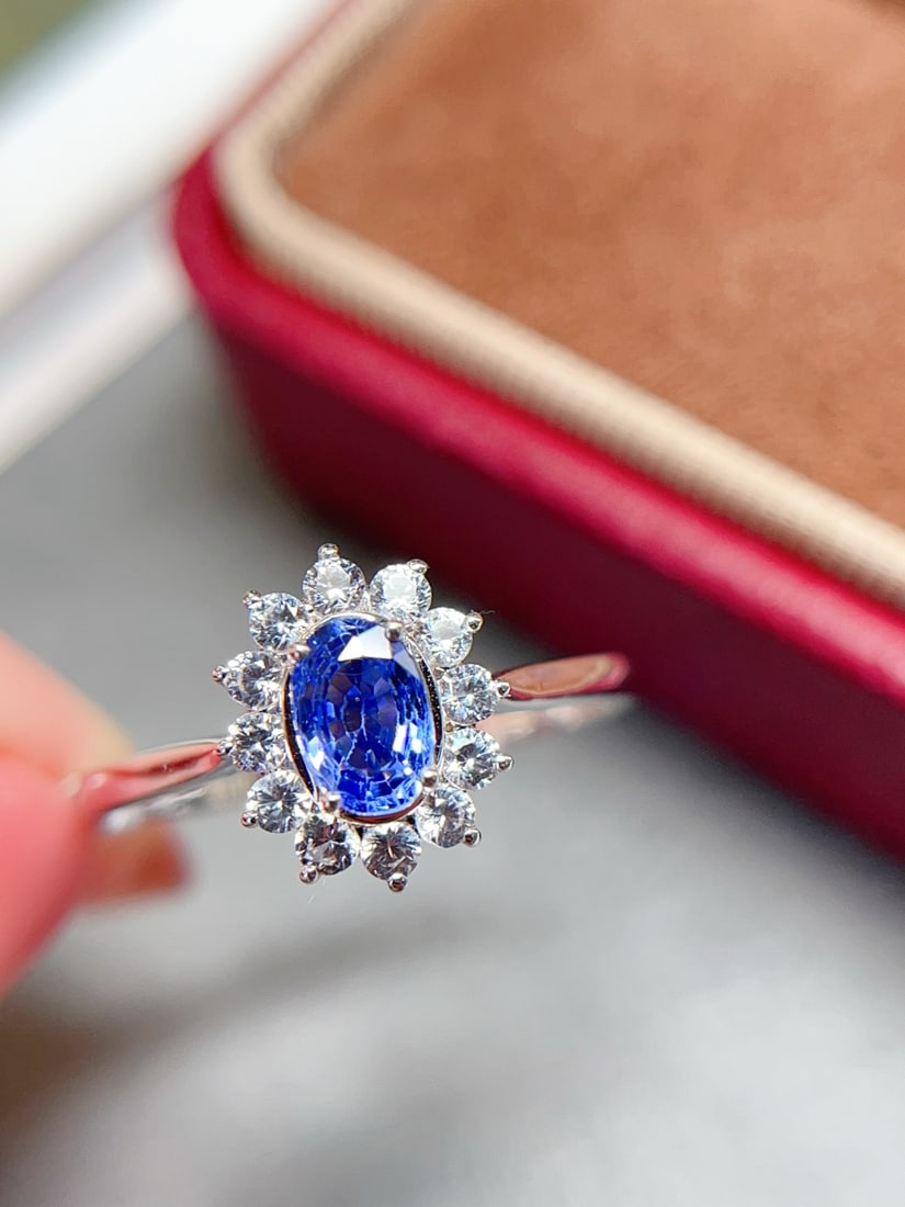 18K gold sapphire ring: Title: 18K gold sapphire ring Description: This classic sapphire ring, with its dazzling charm, has become the coveted choice of many jewelry enthusiasts. The daisy-like blue main stone, as clear as c