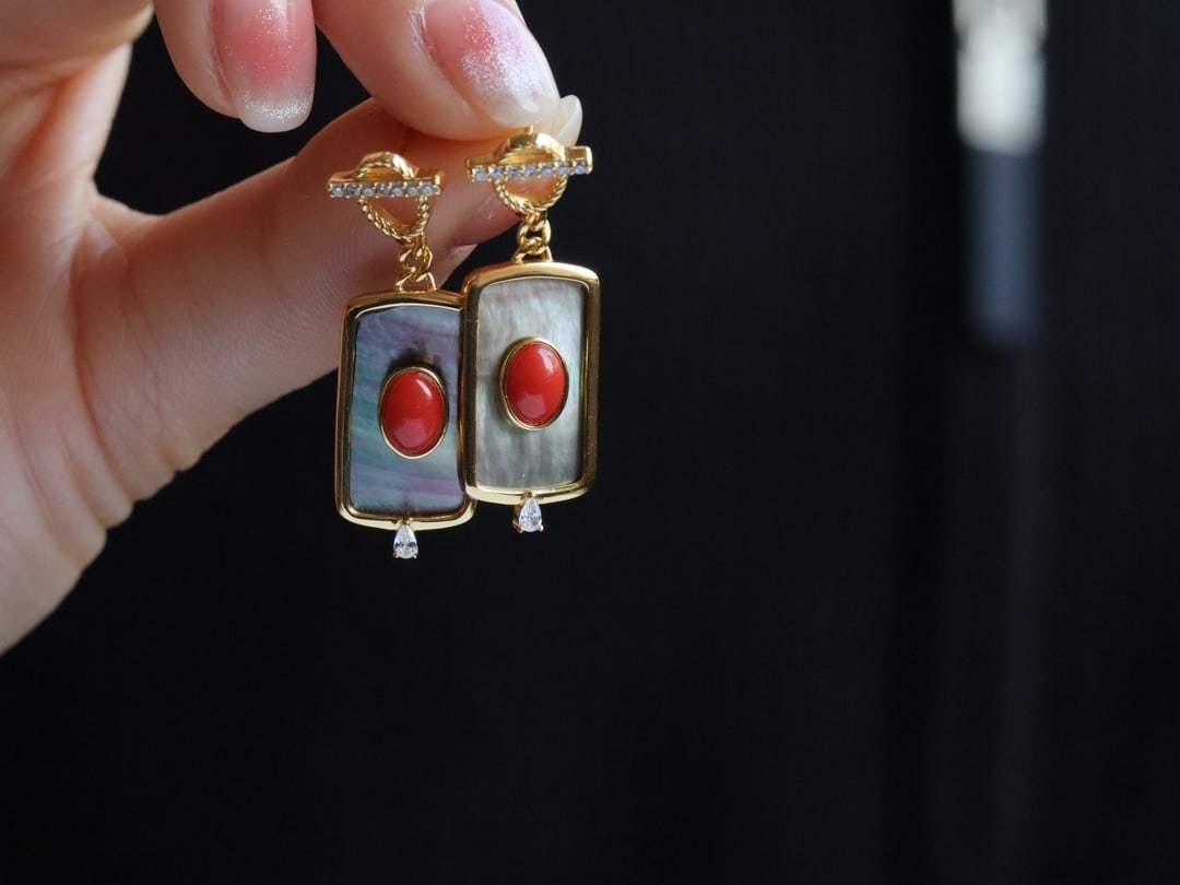S925 silver red coral black shell earrings: Title: S925 silver red coral black shell earrings Description: These earrings are made mainly of natural red coral and black shell, perfectly blending vintage elegance with modern fashion. The design