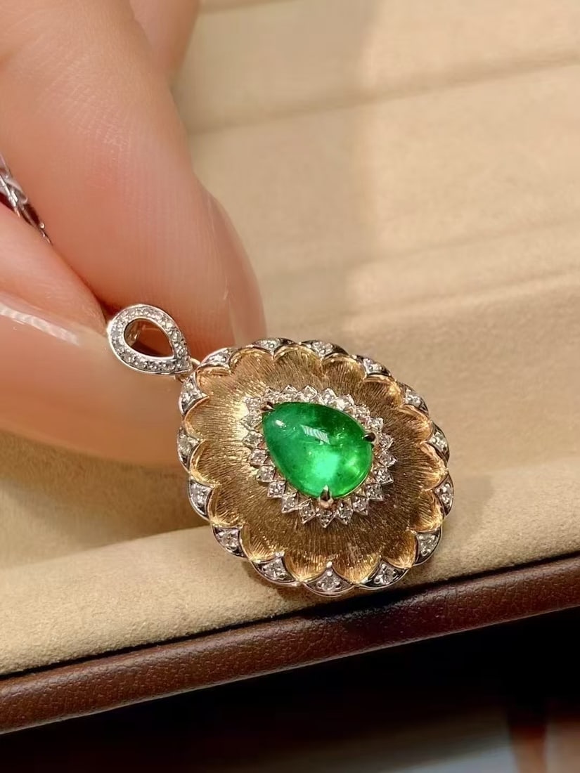 18K gold emerald pendant: Title: 18K gold emerald pendant Description: This 18K gold emerald pendant is stunning with its crystal-clear gemstone and vivid green color, perfectly showcasing the wearer's elegance and nobility.