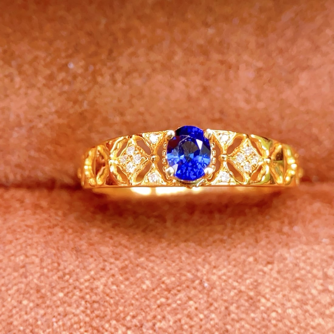 18K gold sapphire ring: Title: 18K gold sapphire ring Description: This 18K gold sapphire ring exudes a sense of luxury and high-end jewelry with a touch of exotic flavor. Whether for casual or formal occasions, this ring