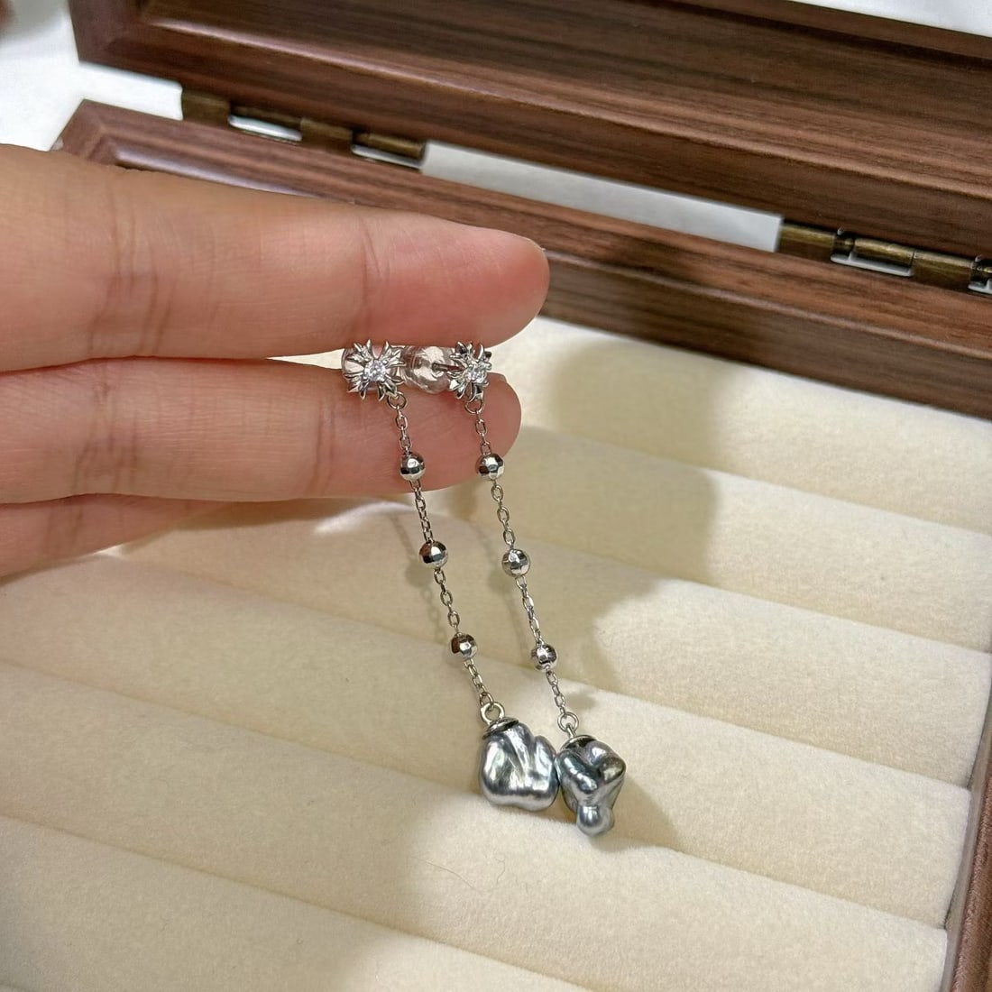 18K gold Tahitian pearl ear thread: Title: 18K gold Tahitian pearl ear thread Description: This ear thread features a core of Tahitian sea pearls, showcasing a super elegant temperament. The aurora colorful pearls combined with