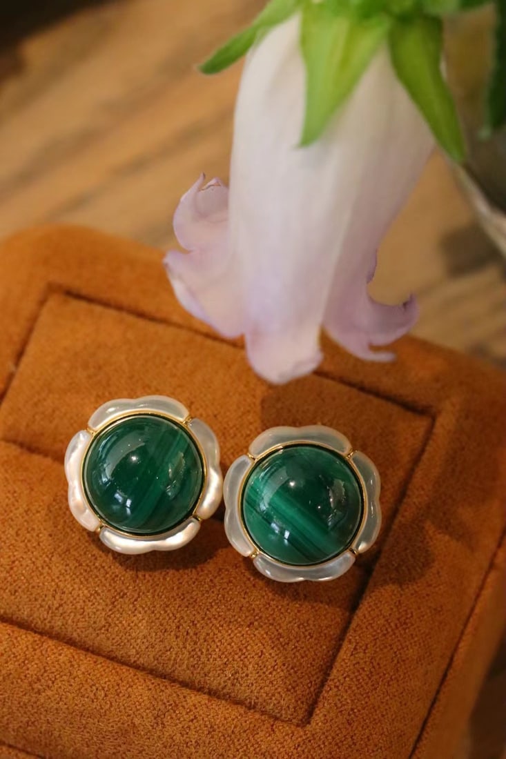 925 silver gold-plated peacock stone mother-of-pearl earrings: Title: 925 silver gold-plated peacock stone mother-of-pearl earrings Description: This pair of ear clips cleverly combines the rich colors of malachite with the soft luster of natural mother-of-pearl,