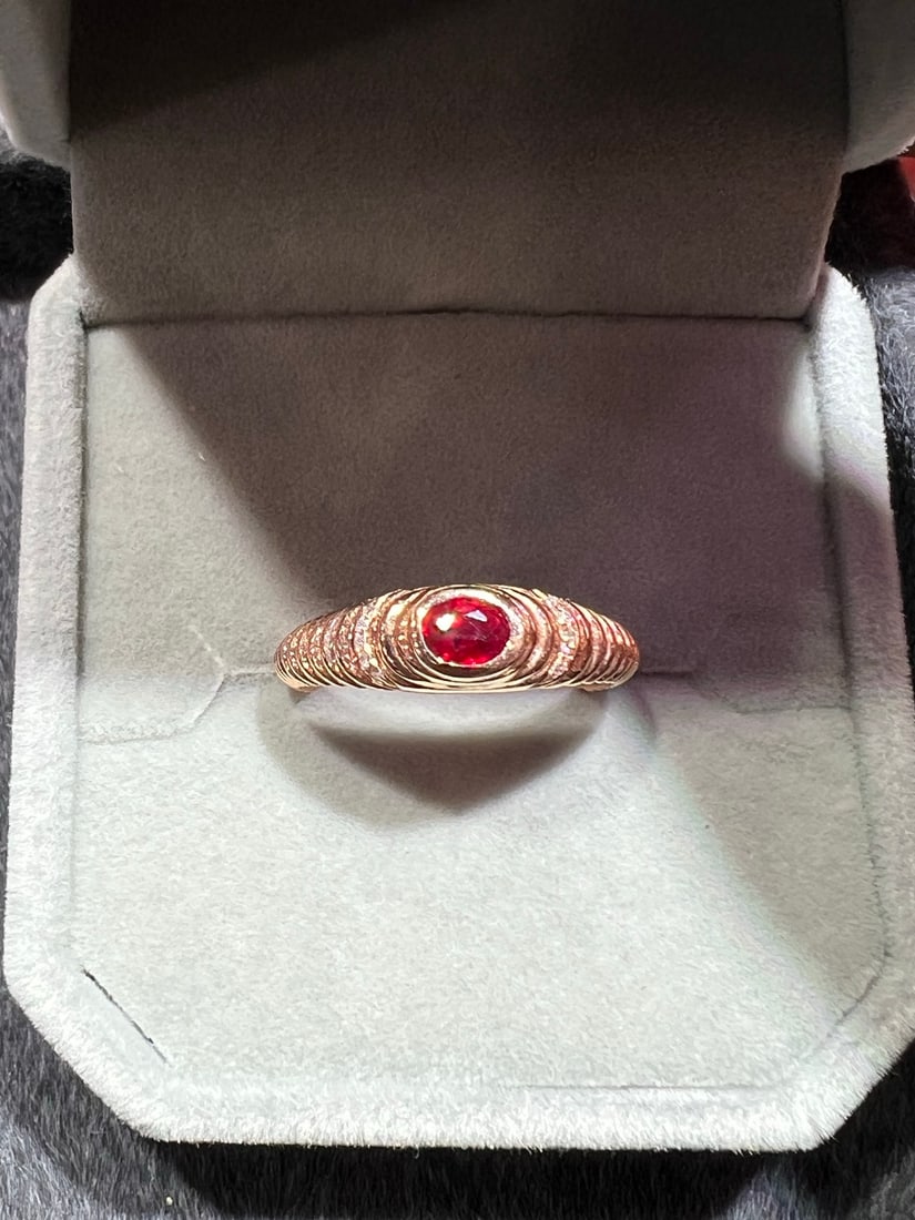 18K gold ruby ring: Title: 18K gold ruby ring Description: This 18K natural ruby ring perfectly embodies the combination of luxury and elegance. The intense color of the ruby is like a passionate emotion, radiating a cha