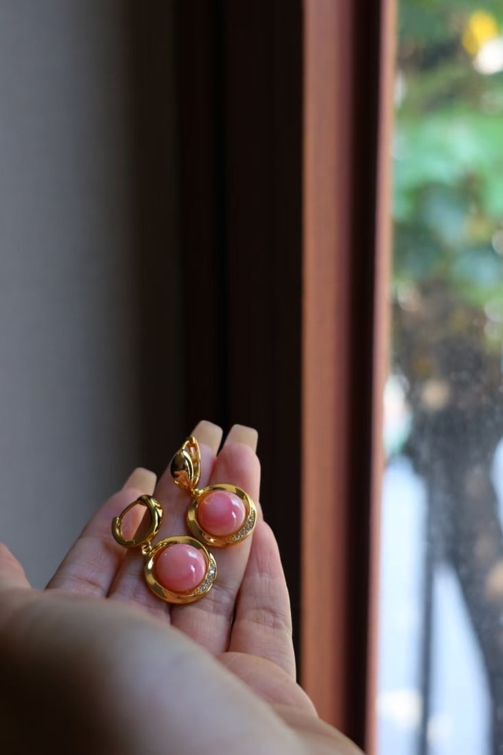 Natural queen conch shell earring. - 2