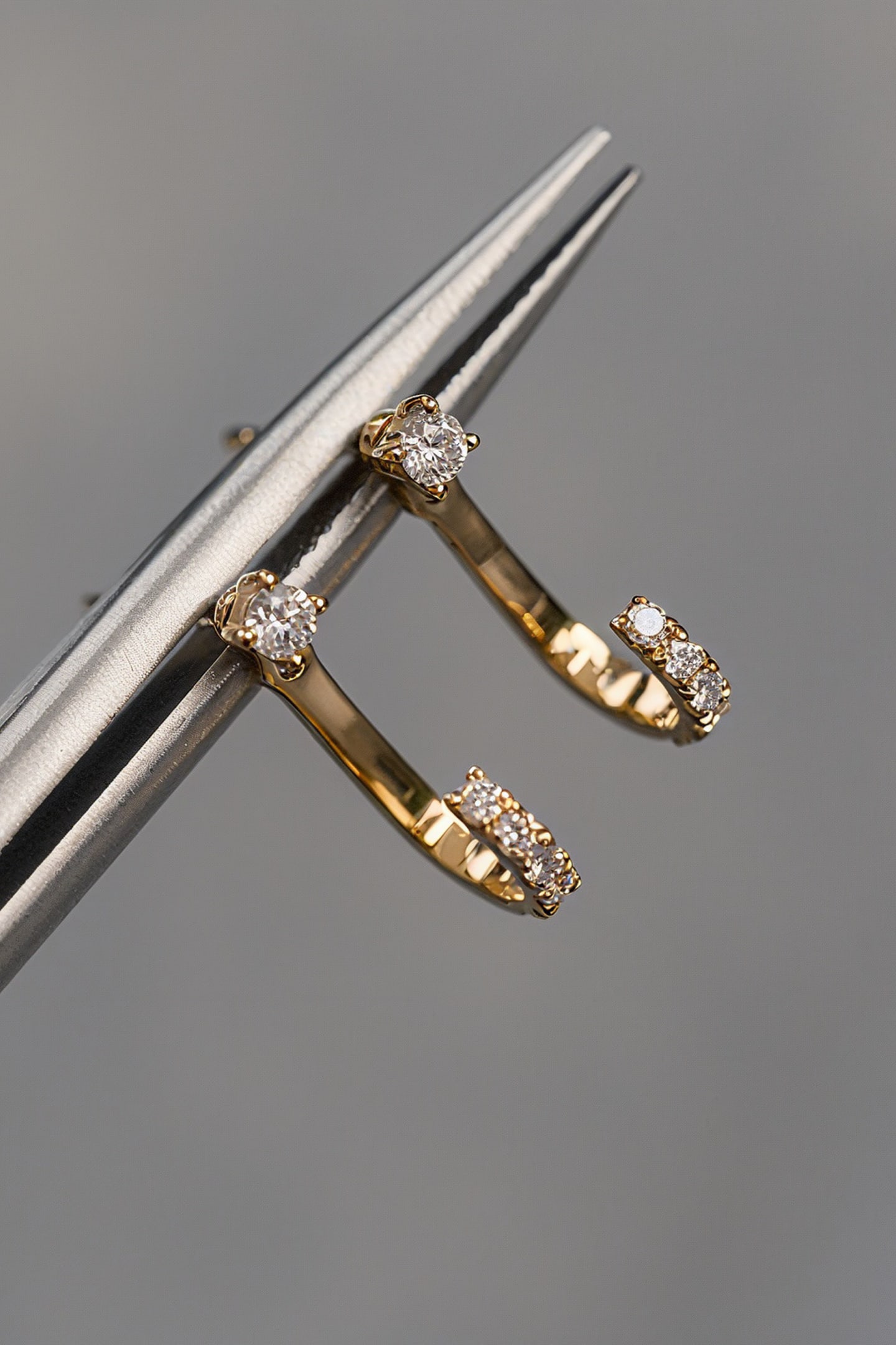 18K gold cultured diamond earrings: Title: 18K gold cultured diamond earrings Description: This 18K gold cultured diamond earring perfectly showcases the wearer's noble temperament with its elegant design and exquisite details. The fine