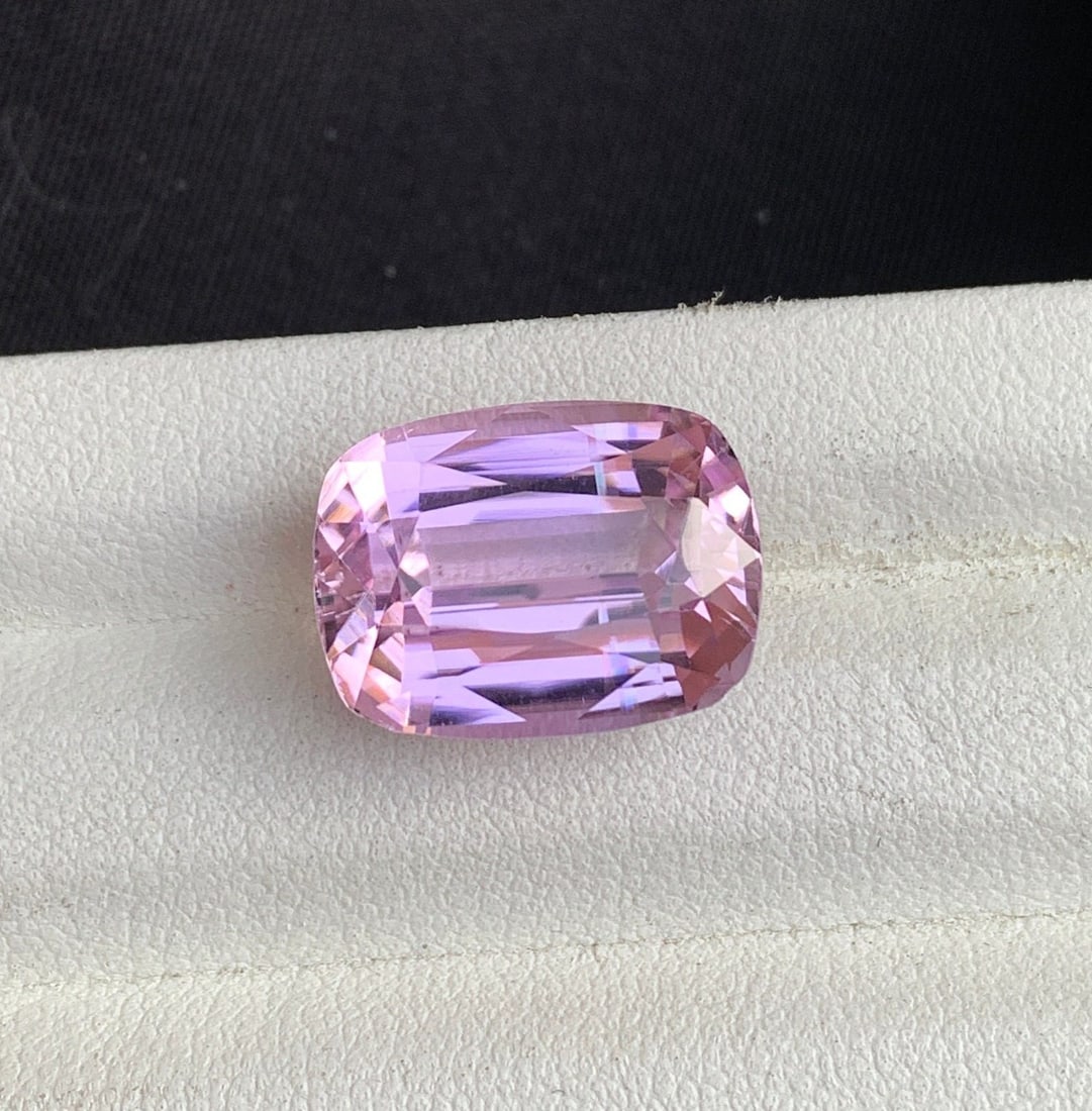 Lilac Pink Kunzite Gemstone: 14.35 ct Faceted cushion cut - 2