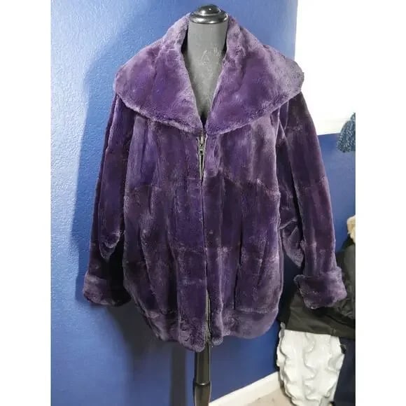 Stunning Purple Sheared Beaver Fur Coat Jacket: Here is a gorgeous Purple dyed sheared beaver fur coat. It is in excellent condition, no damage at all. Fur is buttery soft & supple. It features dolman sleeves with bracelet cuffs. It has a zipper cl