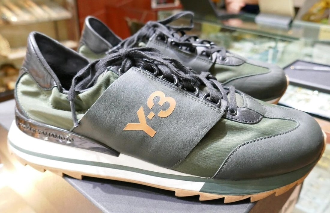 COOL Y-3 Sneakes w/Box Size 38: Title: COOL Y-3 Sneakes w/Box Size 38Provenance/Additional Info: DK · This is a must for a collector! PayPal and credit card payment through PayPal. We guarantee the authenticity of our