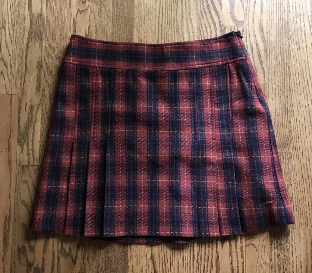 Liquid Plaid Skirt Size 6 Wool Blend: Title: Liquid Plaid Skirt Size 6 Wool BlendProvenance/Additional Info: DK The waist measurement is 30 inches. The length is 17 inches. If you are unsatisfied with the piece, please call us within 3