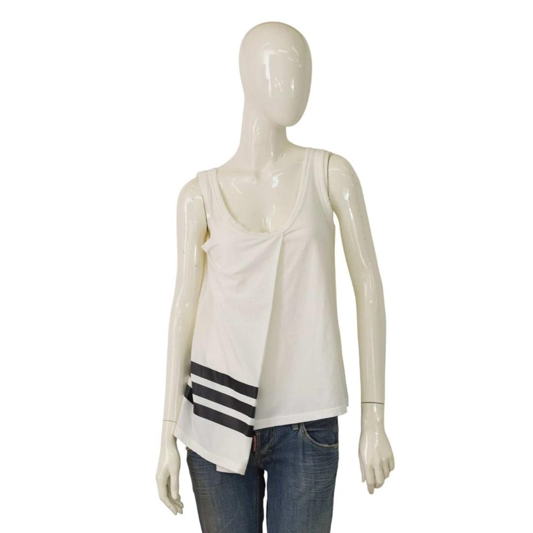 Y-3 Adidas Yohji Yamamoto White Asymmetric Tank Top size M: Title:Y-3 Adidas Yohji Yamamoto White Asymmetric Tank Top size MDescription:Y-3 Adidas Yohji Yamamoto White Asymmetric Tank Top size M Casual and comfortable white top designed by Yohji Yamamoto for
