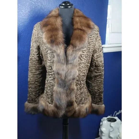 Stunning Swakara Curly Lamb & Fisher Sable Fur Coat Jacket: Here is a gorgeous Brown Swakara Lamb coat with Fisher Sable Fur Trim. It is in excellent condition, no damage at all. Fur is buttery soft, supple & fluffy. It has hook & eye closures & No monogram. T