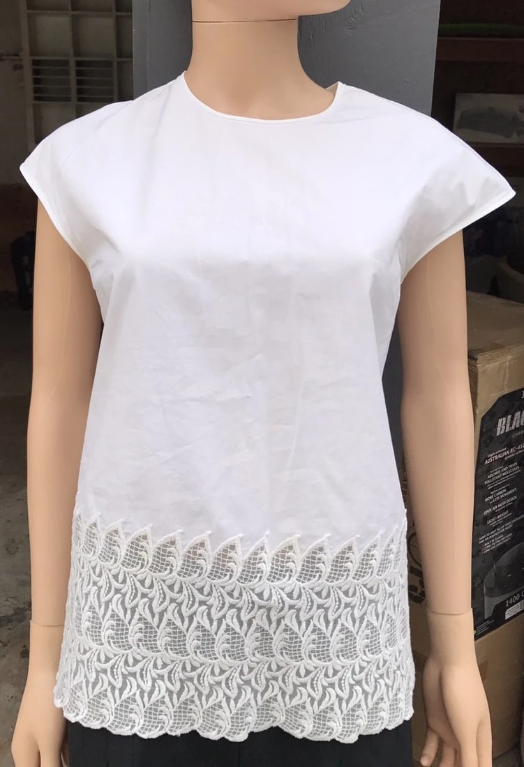 Nice Giambattista Valli White Eyelet Cotton Shirt Blouse Size Small: Title: Nice Giambattista Valli White Eyelet Cotton Shirt Blouse Size SmallProvenance/Additional Info: DK If you are unsatisfied with the piece, please call us within 3 days to discuss options.